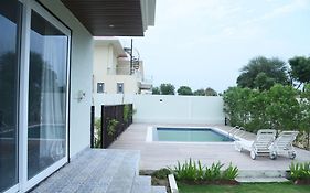 Raj Farms Luxury Villa And Private Pool Near Kukus